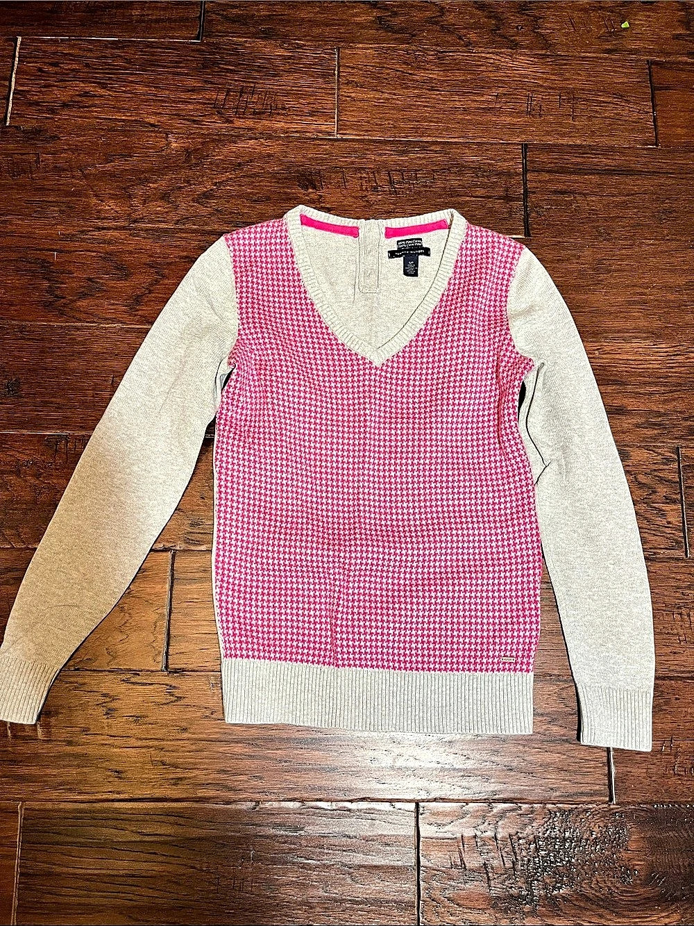 Tommy Hilfiger Houndstooth V-Neck Cotton Sweater in Pink & Gray Small